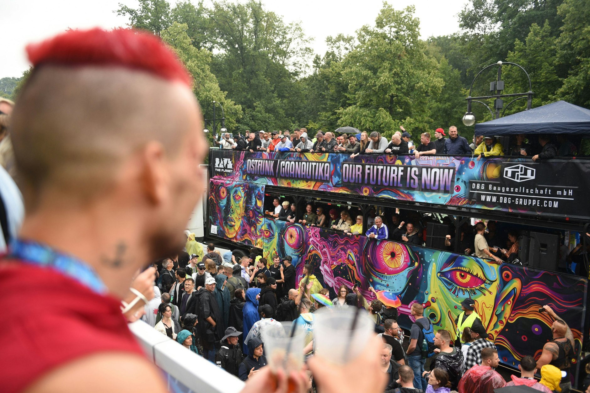 Ausgelassene Stimmung trotz Regen bei Rave the Planet.