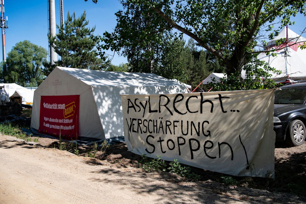 Demo und Mahnwache als Proteste gegen Ausreisezentrum am BER!