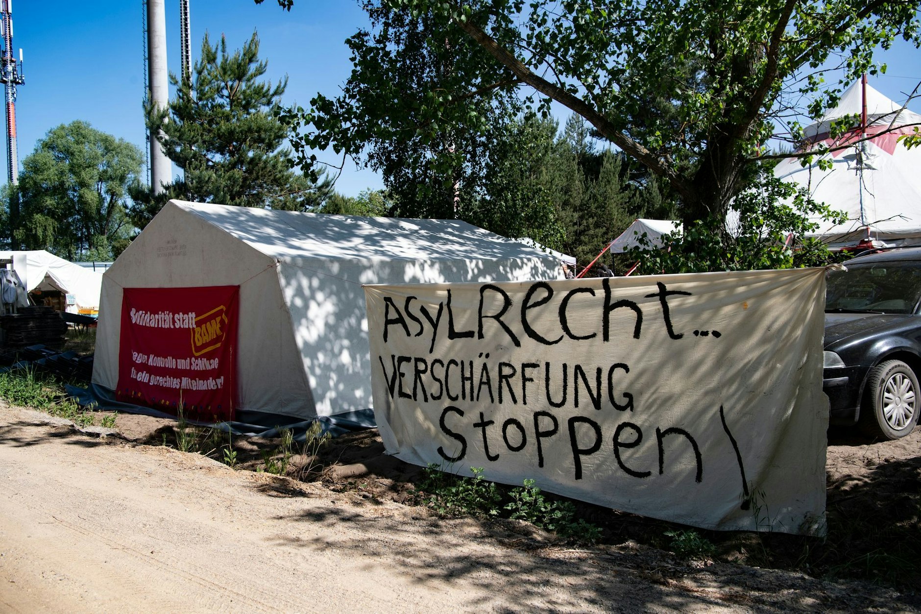 Ein Banner mit der Aufschrift «Asylrecht - Verschärfung stoppen!» hängt am Protestcamp der Initiative «Abschiebezentrum BER verhindern». (Archivfoto 2023)