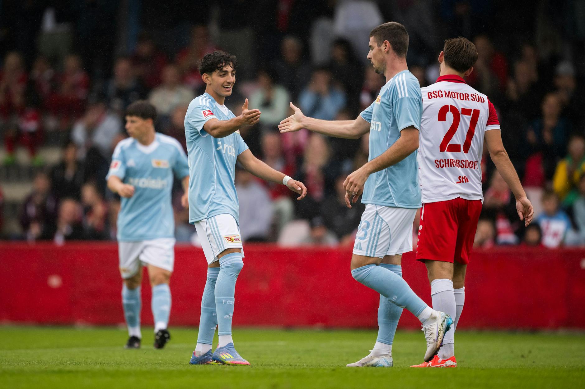 Suheib-Elias Ali (l.) nimmt vom späteren Vierfachtorschützen Andrej Ilic Glückwünsche zu seinem ersten Tor im Profiteam des 1. FC Union Berlin entgegen.