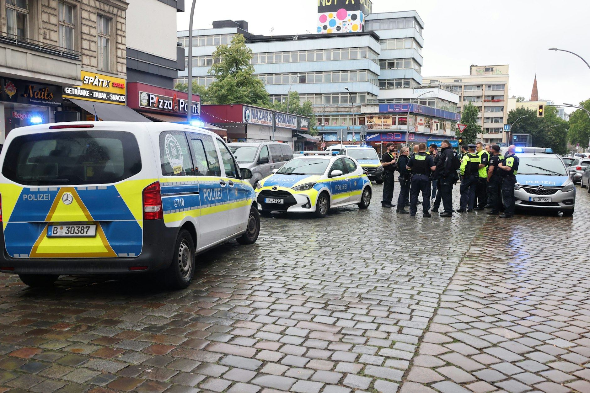 Einsatzkräfte der Berliner Polizei am Tatort in der Kurfürstenstraße.