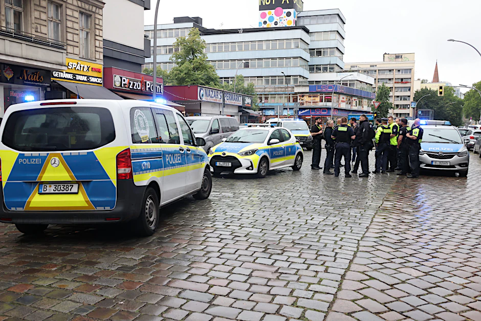 Einsatzkräfte der Berliner Polizei am Tatort in der Kurfürstenstraße.