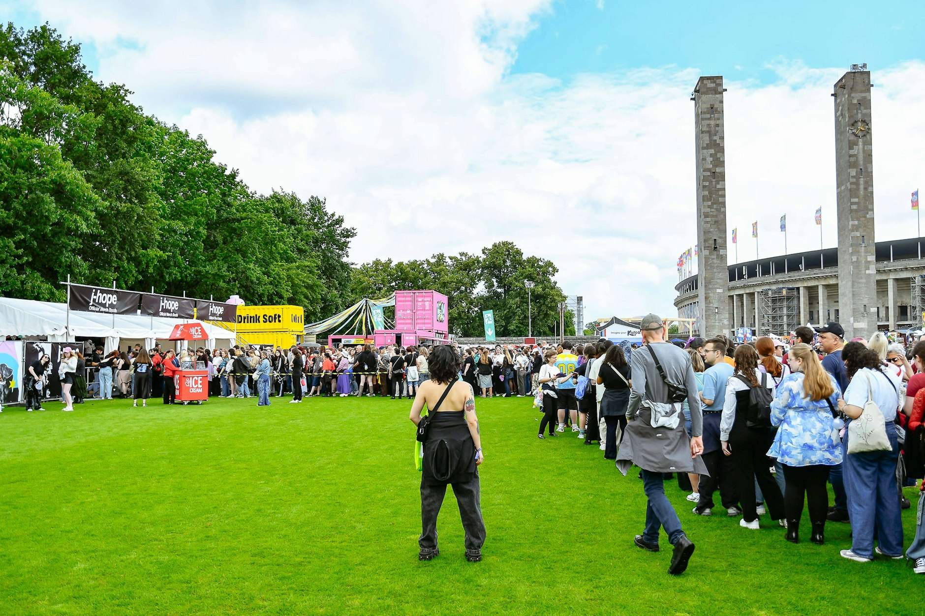Lollapalooza Berlin 2025: Am Sonntag war es sonnig, auch vor dem Merchstand von J-Hope.