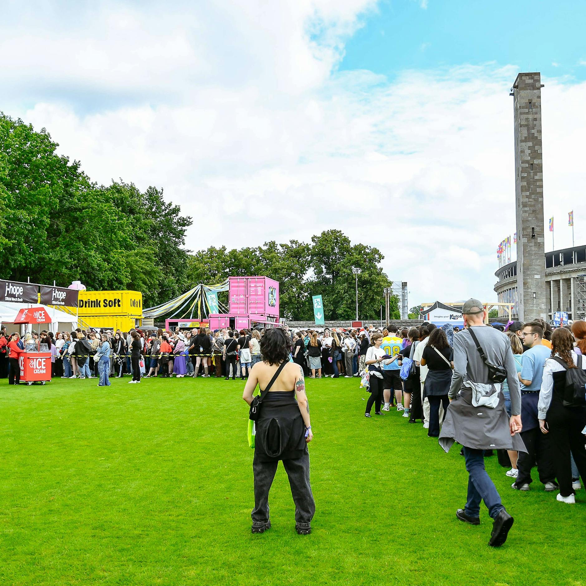 Image - Lollapalooza Berlin 2025: Willkommen im Neuköllner Techno-Keller und im Herzen des K-Pop-Kosmos