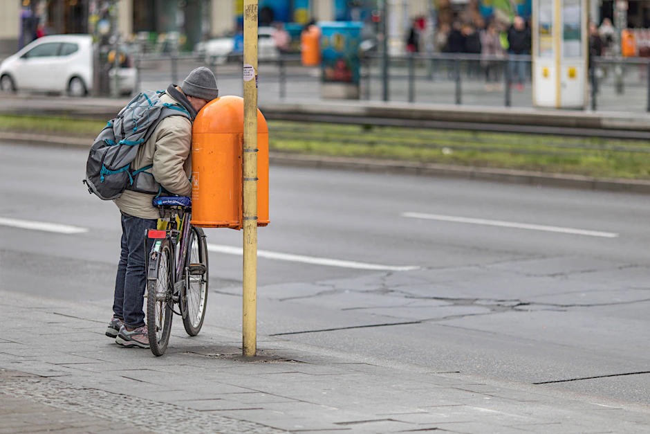 Manch Rentner sammelt Pfandflaschen, wie hier in Berlin, um seine schmale Rente aufzubessern.