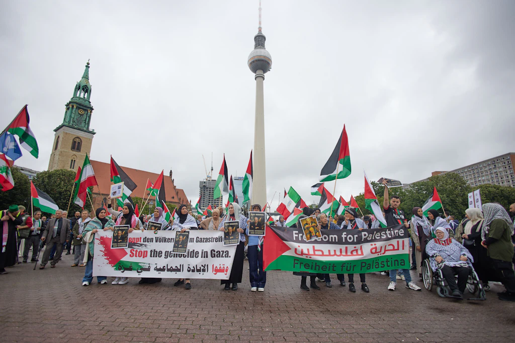 Eskalation am Alex: 200 Polizisten treffen auf 700 Demonstranten
