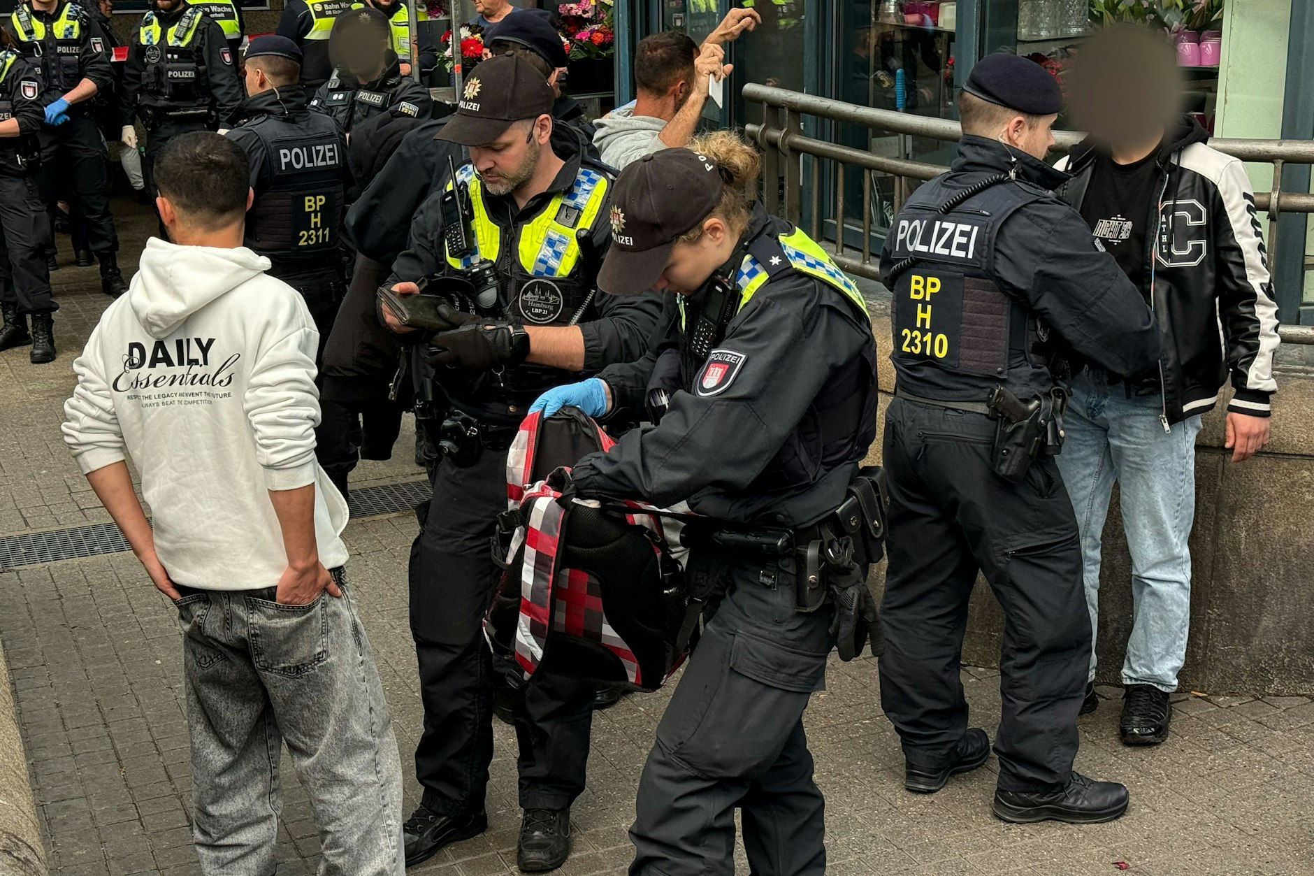 Wie hier am Hamburger Hauptbahnhof kann die Polizei ab Donnerstag auch in Berlin unabhängig von konkreten Verdachtsmomenten kontrollieren, ob jemand zum Beispiel auf einem Bahnhof eine Waffe bei sich hat.