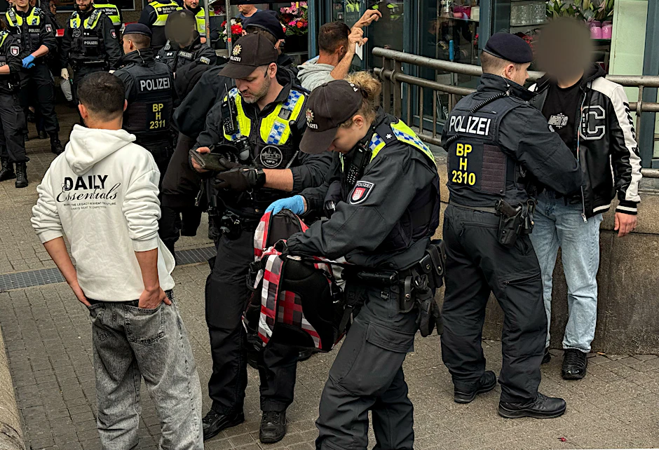 Wie hier am Hamburger Hauptbahnhof kann die Polizei ab Donnerstag auch in Berlin unabhängig von konkreten Verdachtsmomenten kontrollieren, ob jemand zum Beispiel auf einem Bahnhof eine Waffe bei sich hat. 
