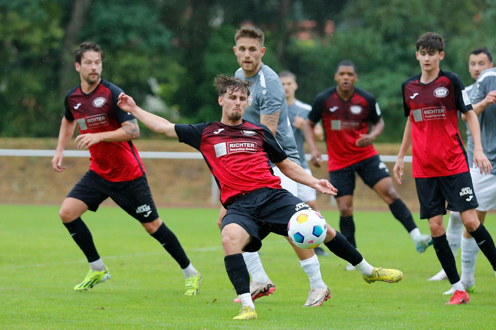 Wieder nichts: BFC-Stürmer Leandro Putaro (h.) lauert, kommt hier aber bei Eintracht Stahnsdorf nicht an den Ball.