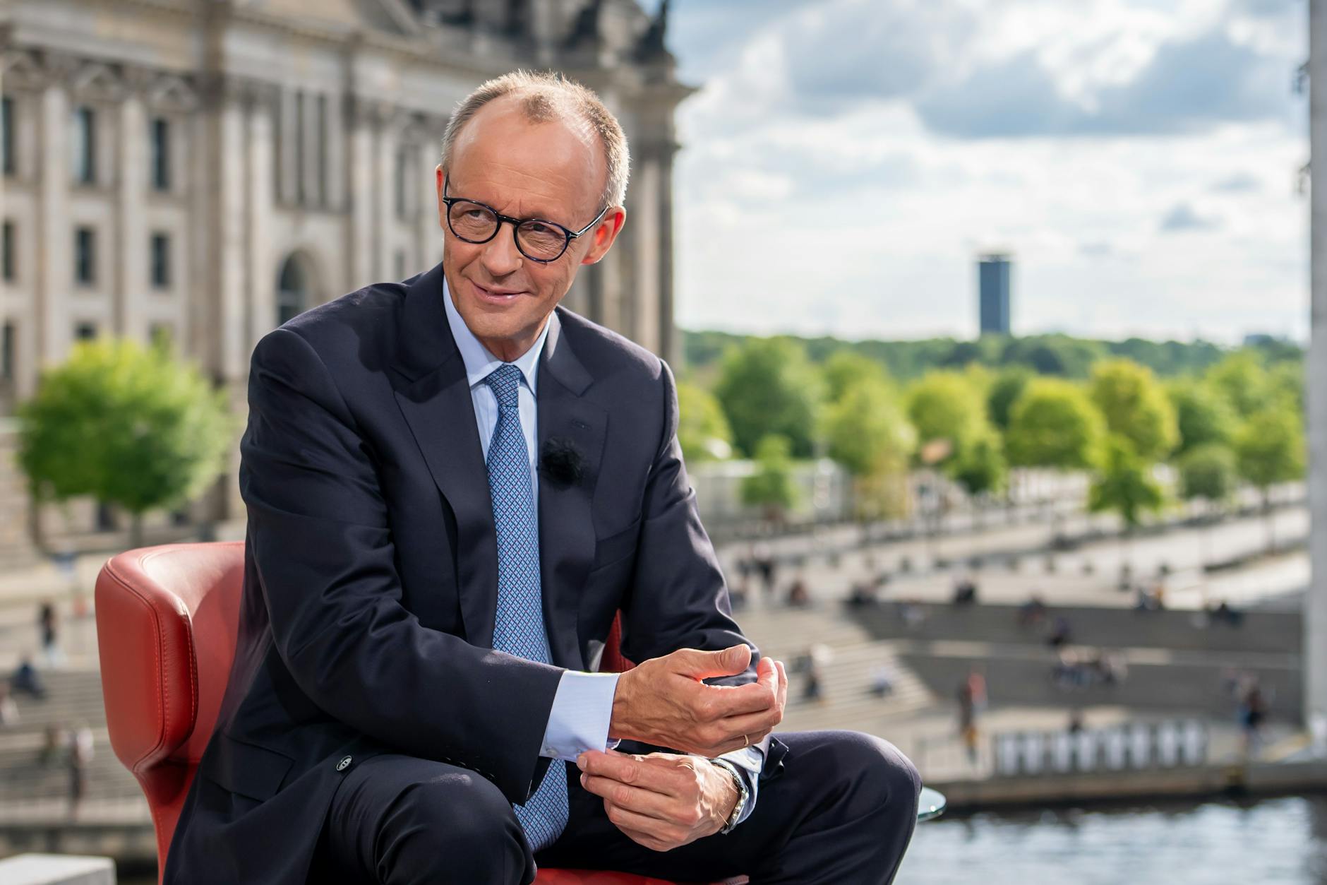 Bundeskanzler Friedrich Merz (CDU) muss im ARD-Sommerinterview Rede und Antwort stehen.