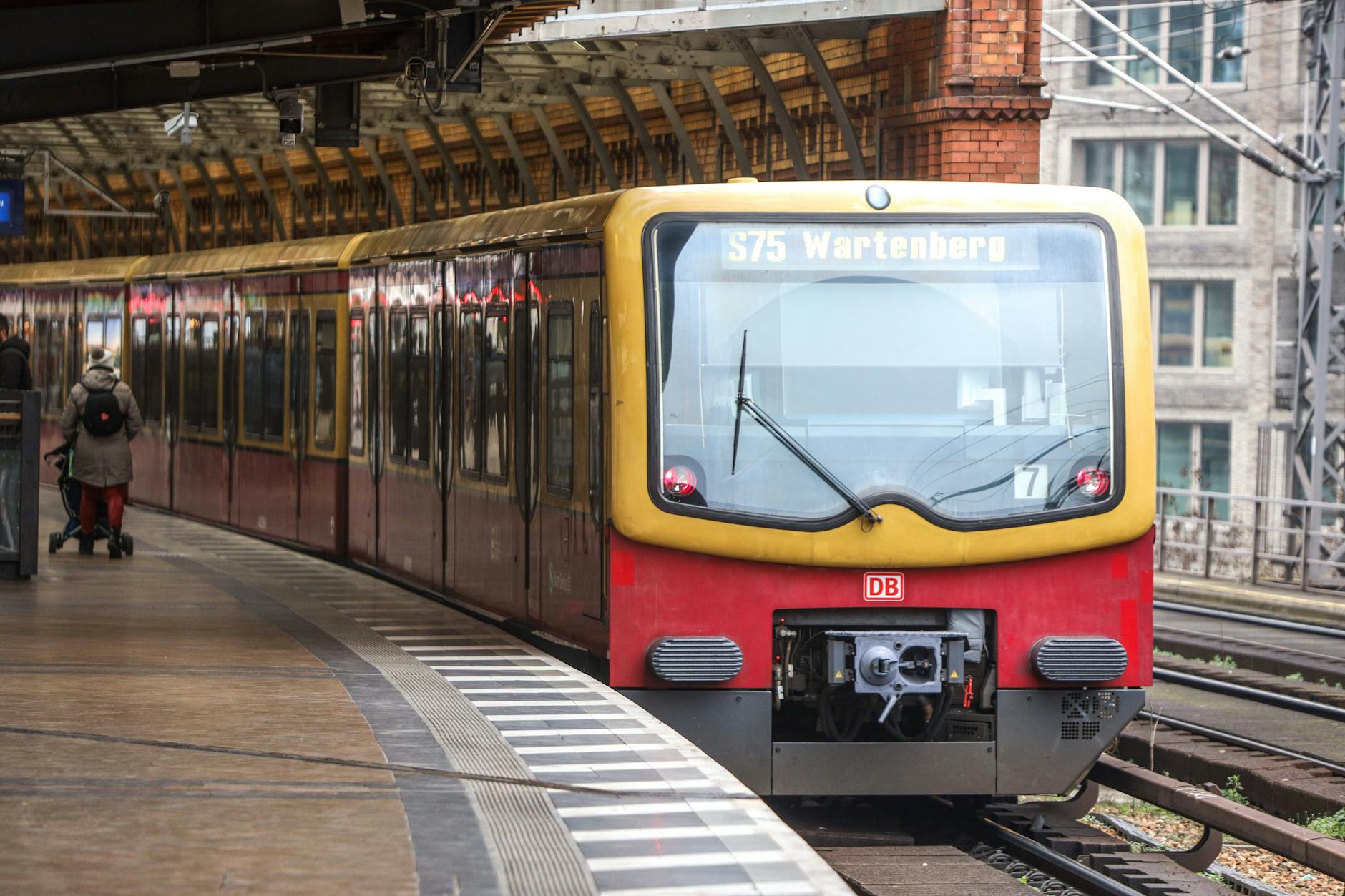Eine S-Bahn hält am Hackeschen Markt in Mitte. Dieser Bereich der Berliner Stadtbahn war zuletzt besonders häufig von Signalstörungen betroffen.