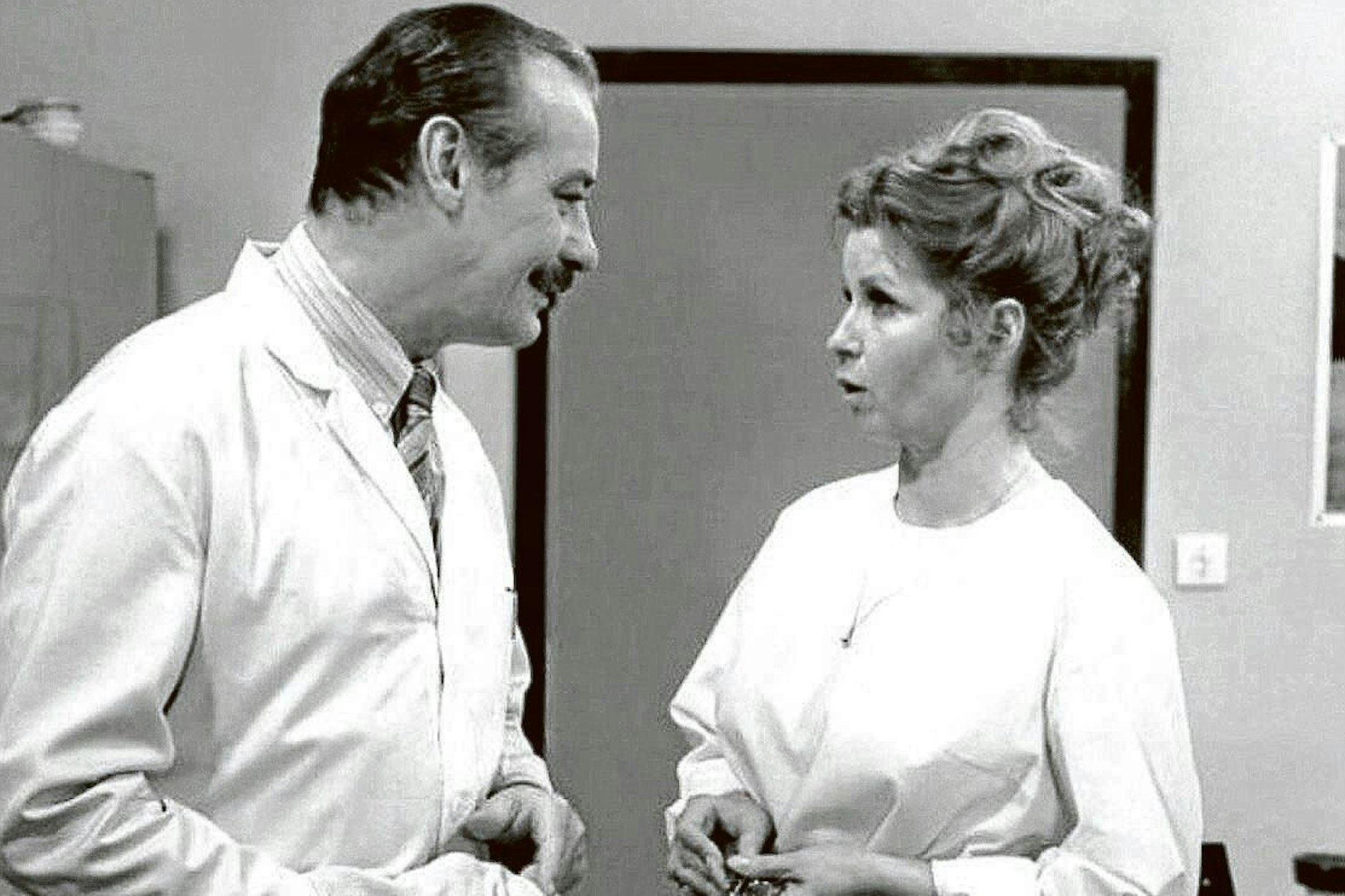 Victoria "Häppchen" Happmeyer (Helga Piur) mit ihrem Chef Dr. Alexander Wittkugel  (Alfred Struwe) in der DDR-Serie Zahn um Zahn. 