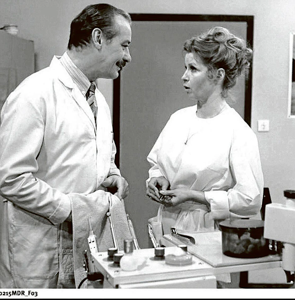 Victoria "Häppchen" Happmeyer (Helga Piur) mit ihrem Chef Dr. Alexander Wittkugel  (Alfred Struwe) in der DDR-Serie Zahn um Zahn. 