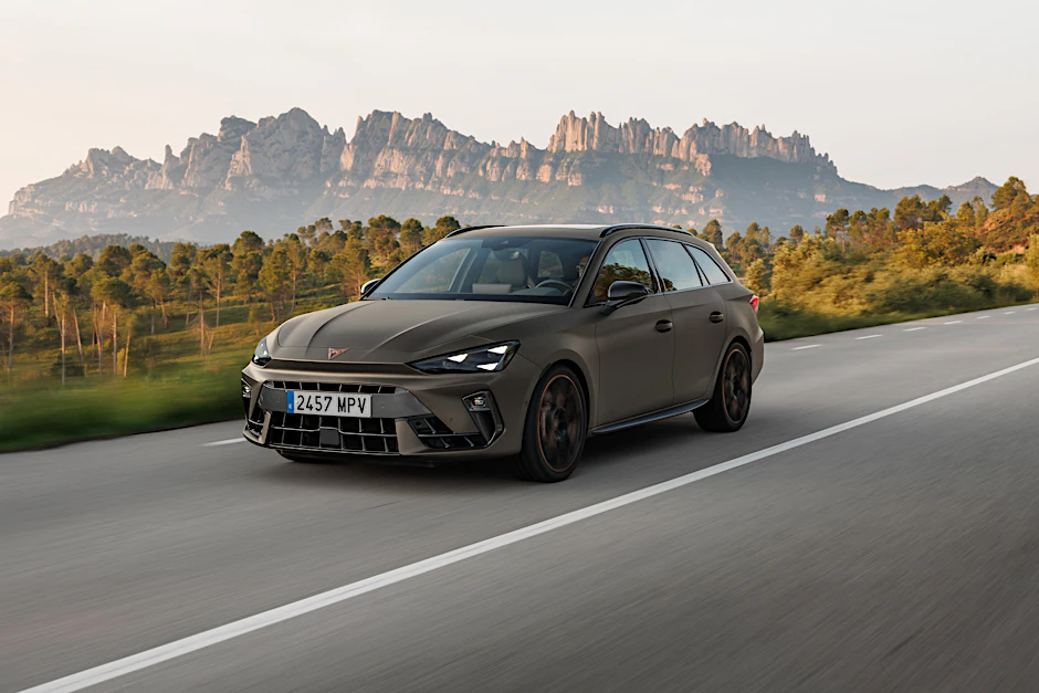 Aggressives Frontdesign, riesige Lufteinlässe: Von vorne erkennt man den Cupra Leon Sportstourer sofort. 