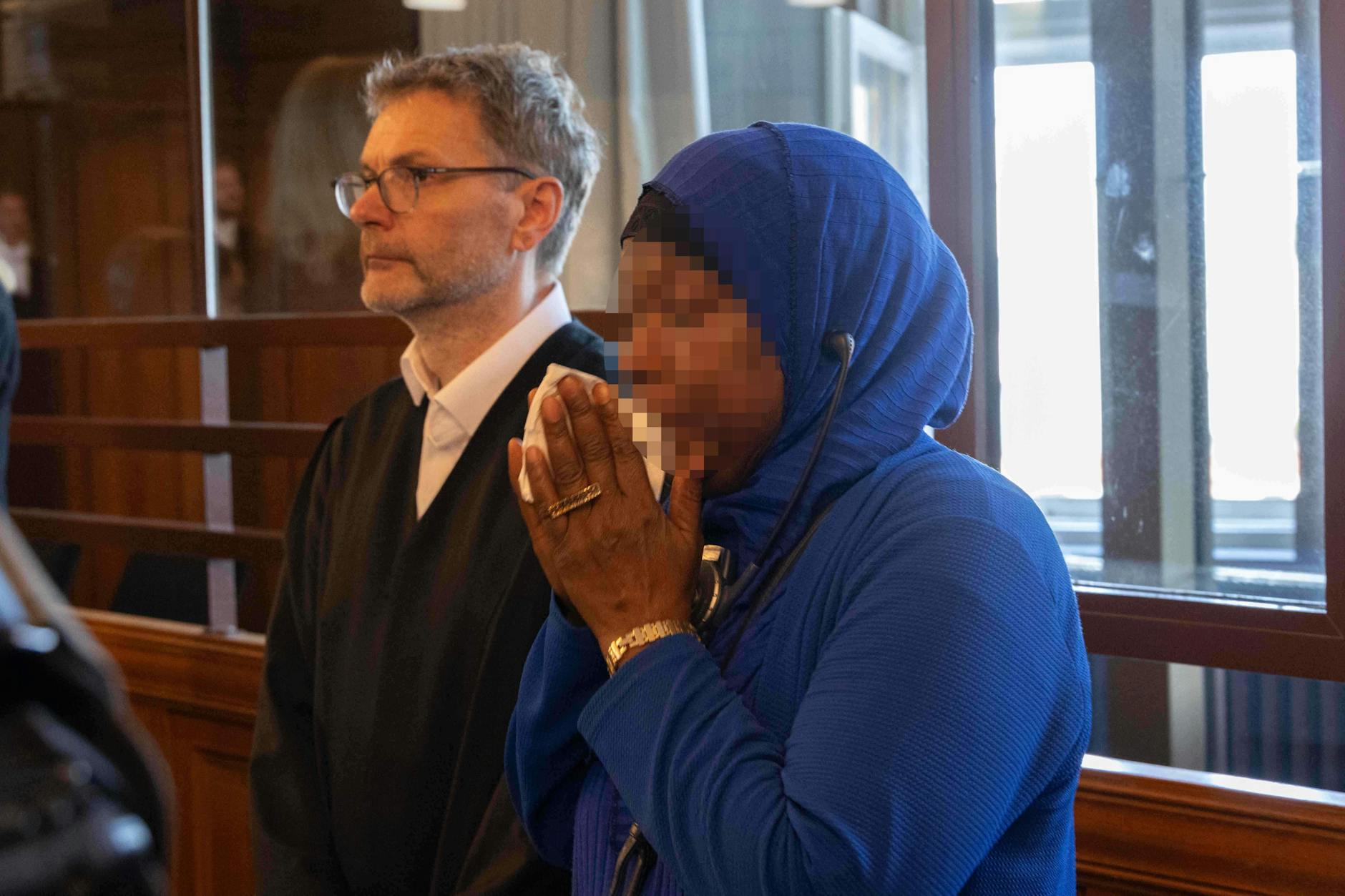 Die Mutter der 25-jährigen Kadiatou D. mit ihrem Anwalt vor Prozessbeginn. Die krebskranke Tochter soll das erste Opfer des Palliativarztes gewesen sein.