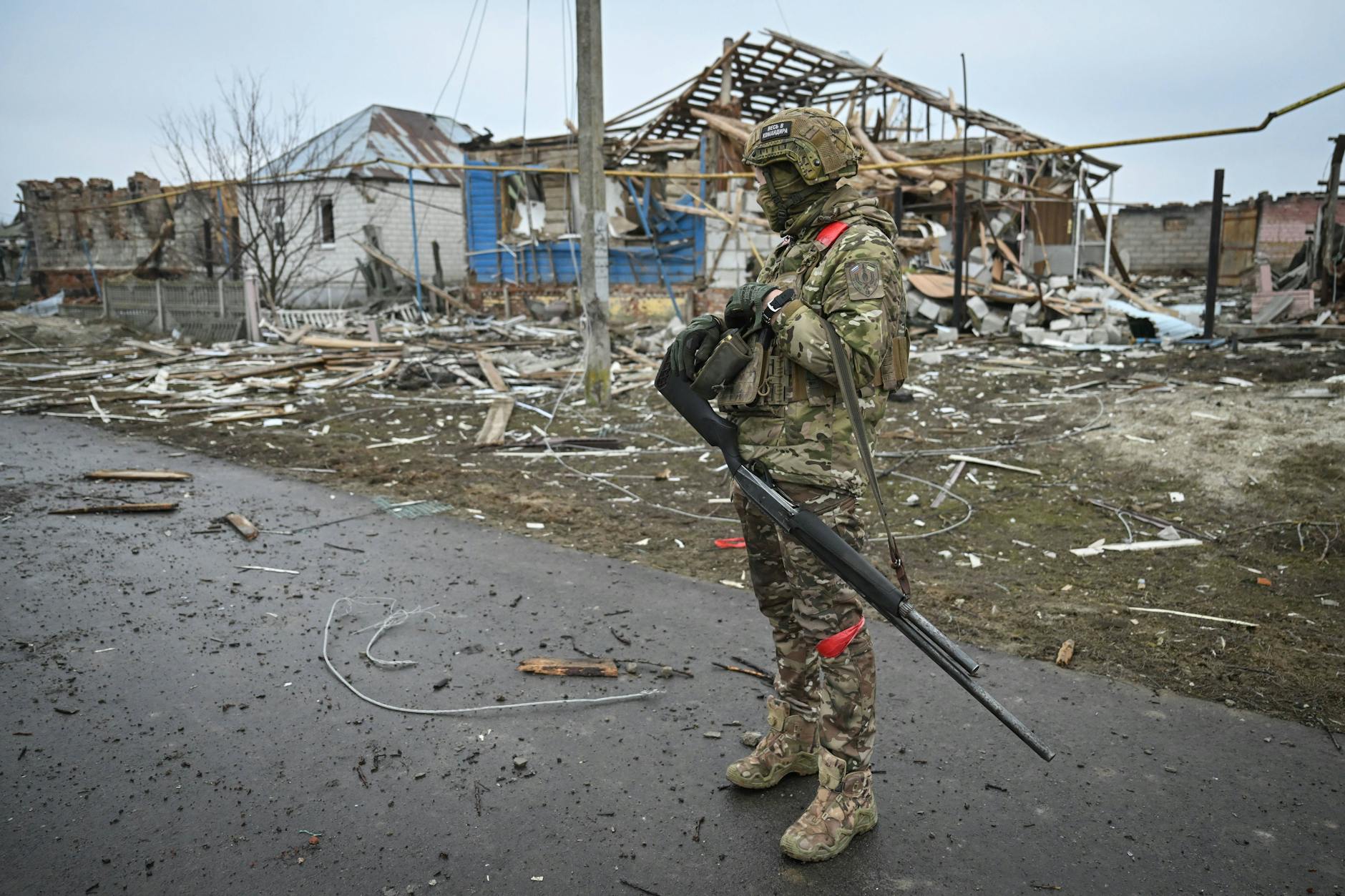 Ein russischer Soldat patrouilliert vor einem zerstörten Dorf im von Russland wieder zurückeroberten Kursk-Gebiet.