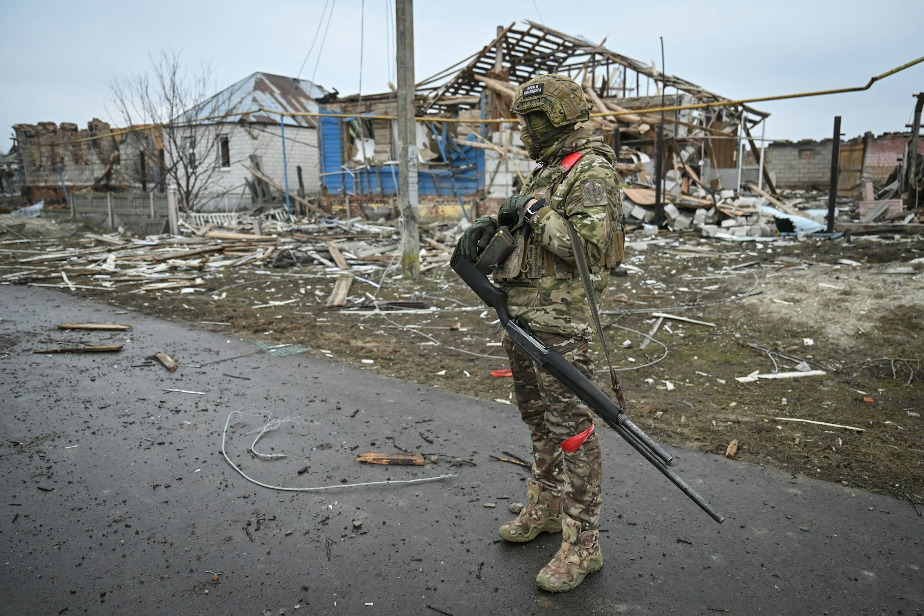 Ein russischer Soldat patrouilliert vor einem zerstörten Dorf im von Russland wieder zurückeroberten Kursk-Gebiet.