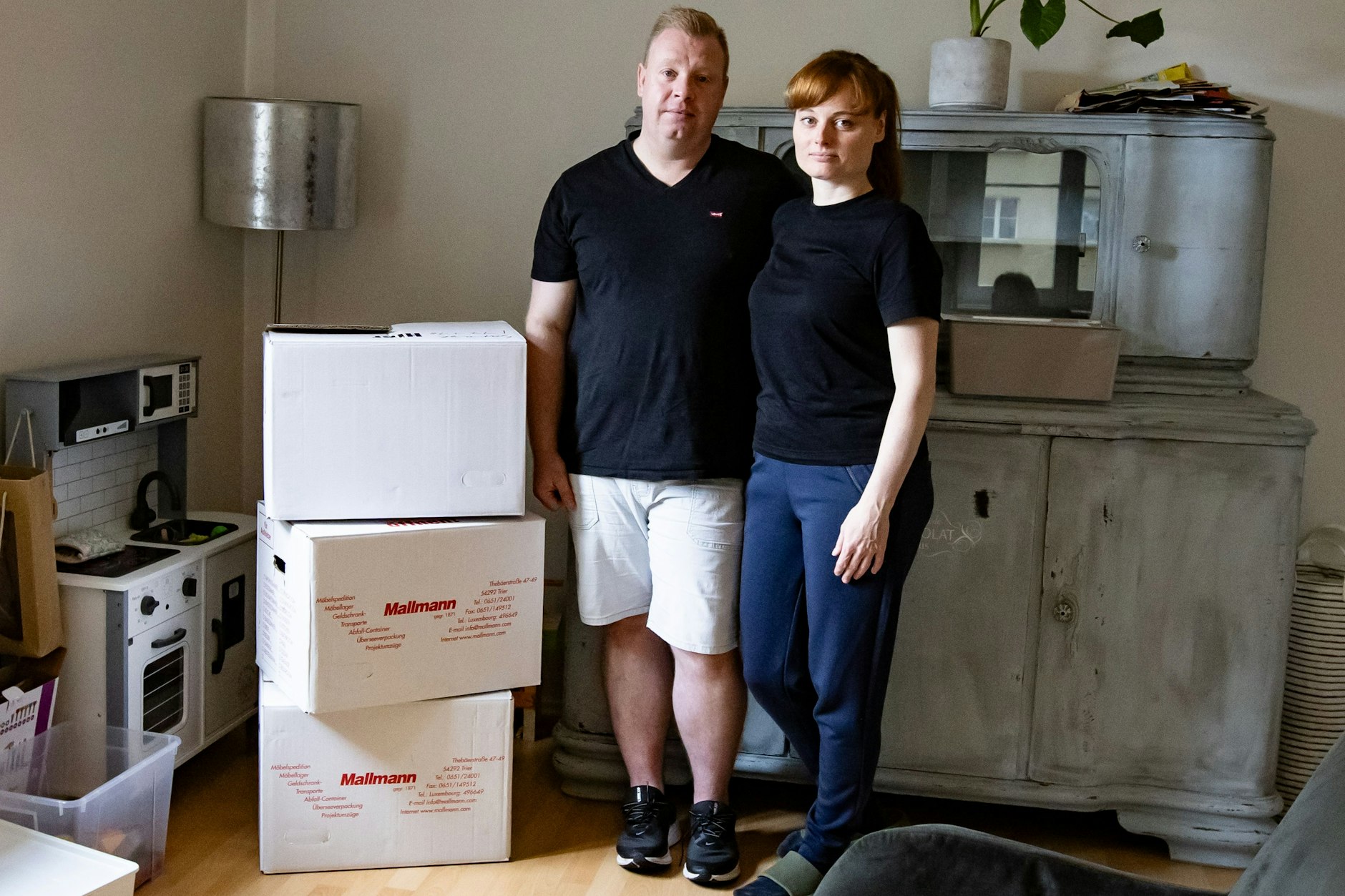 Tom Hoffmann und seine Freundin Isabel (beide 38) packen die letzten Kartons in ihrer Wohnung. Aus Angst vor wachsender Kriminalität im Kiez ziehen sie aus Lichtenberg weg.