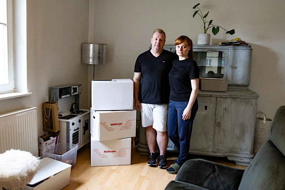 Tom Hoffmann und seine Freundin Isabel (beide 38) packen die letzten Kartons in ihrer Wohnung. Aus Angst vor wachsender Kriminalität im Kiez ziehen sie aus Lichtenberg weg.
