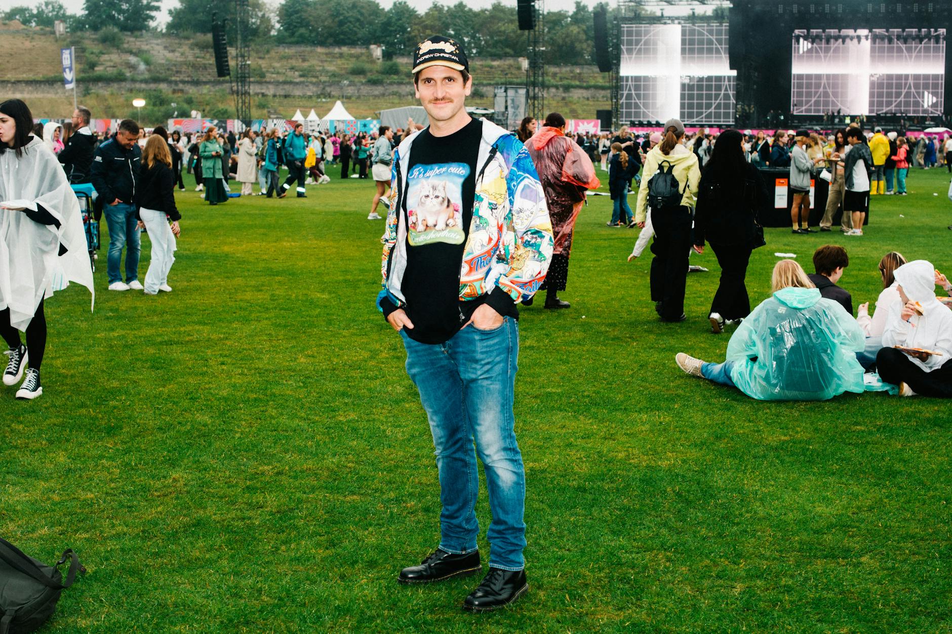 Dem Schmuddelwetter die kalte Schulter zeigen: Knallige Farben fallen auch unter grauem Himmel auf.