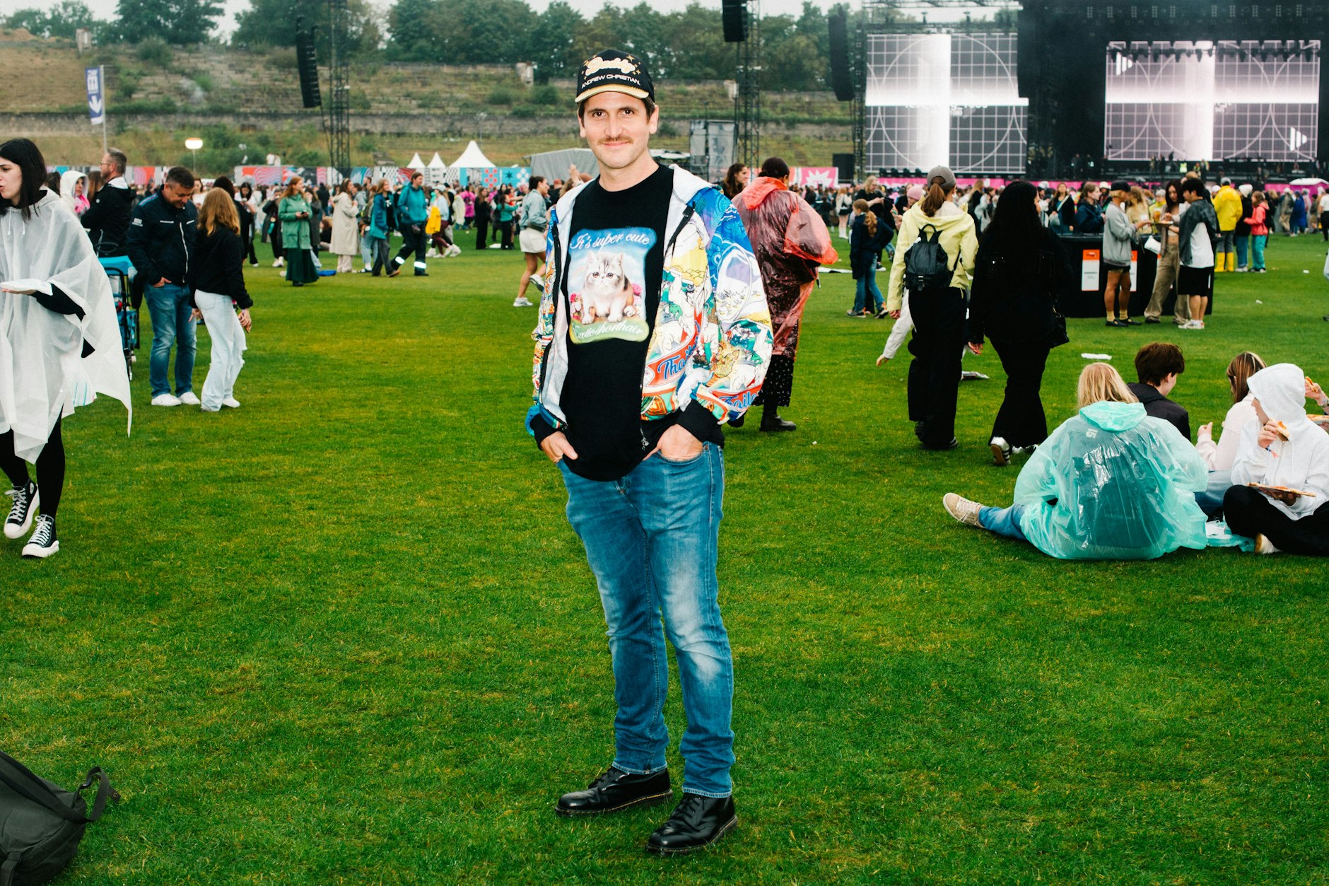 Dem Schmuddelwetter die kalte Schulter zeigen: Knallige Farben fallen auch unter grauem Himmel auf.