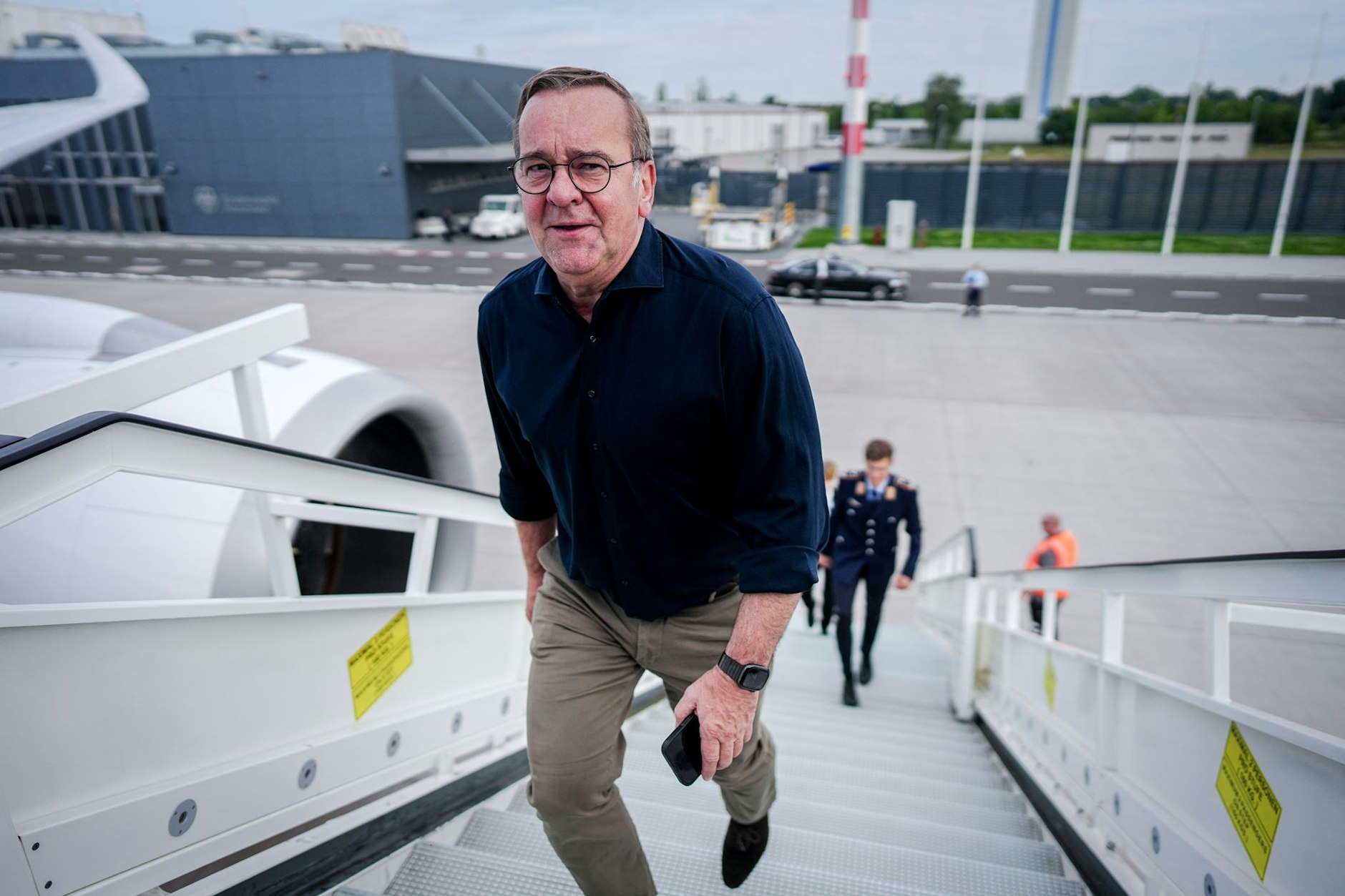 Boris Pistorius (SPD), Bundesminister der Verteidigung, geht die Gangway zum A350 der Luftwaffe für den Flug in die USA auf dem militärischen Teil des Flughafens BER hinauf.