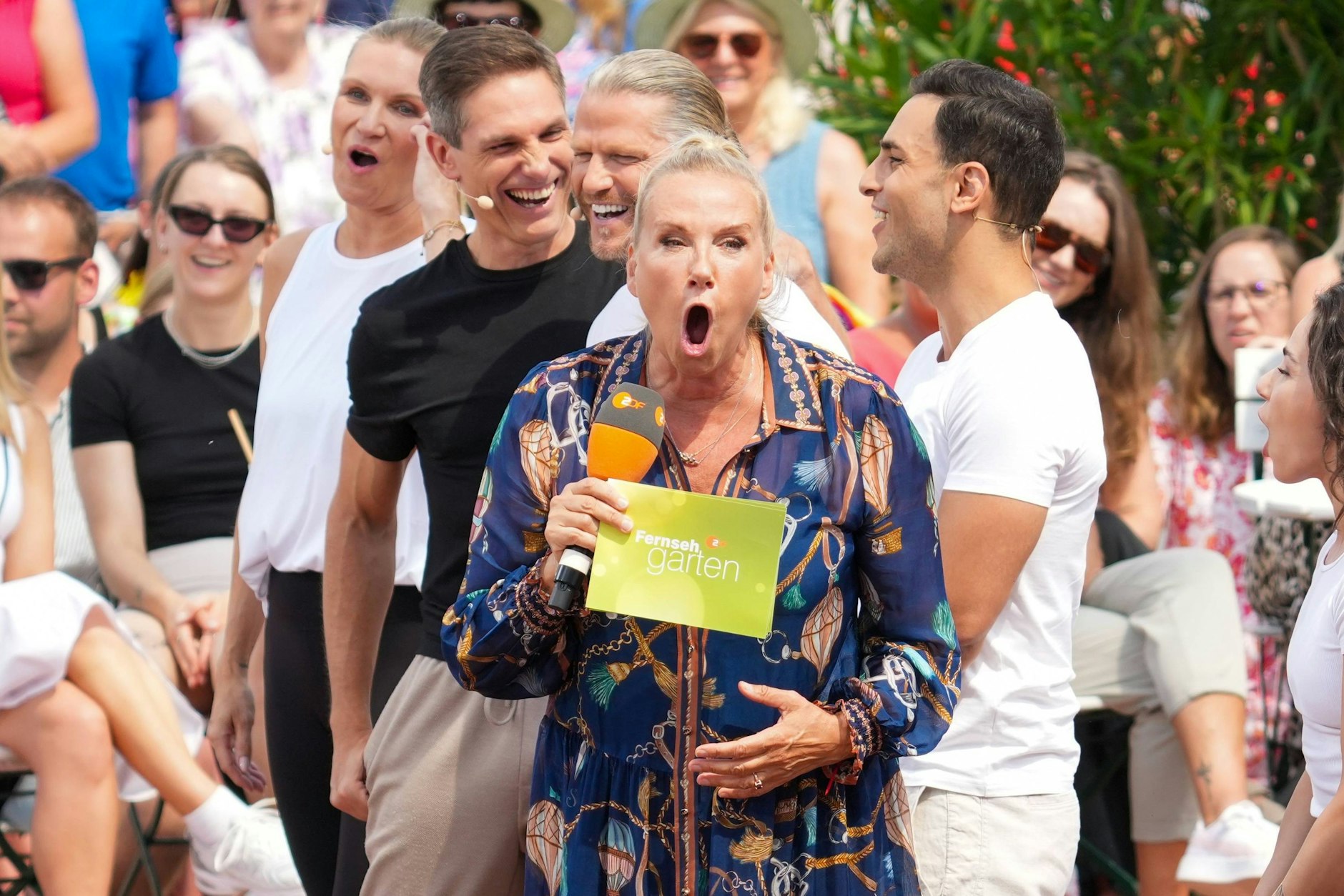 Andrea Kiewel mit ihren Gästen, darunter Paul Janke, beim ZDF-Fernsehgarten.