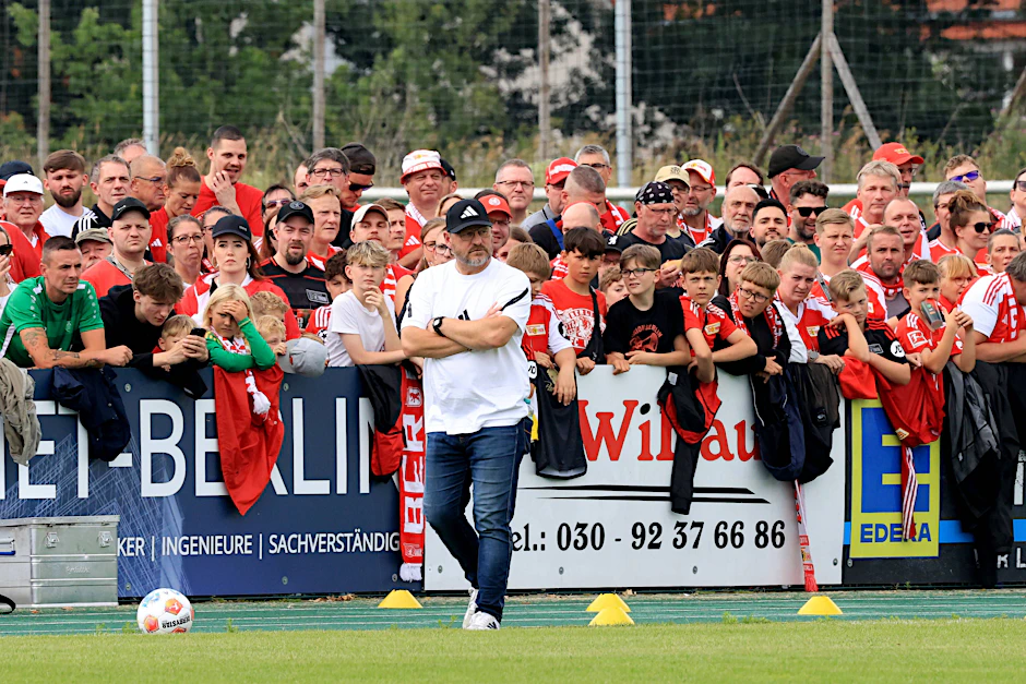 Viele Fans pilgerten nach Ahrensfelde, um das Testspiel des 1. FC Union zu sehen. Wer nicht nach Brandenburg fuhr und Union sehen wollte, musste im Internet für den Livestream bezahlen. 