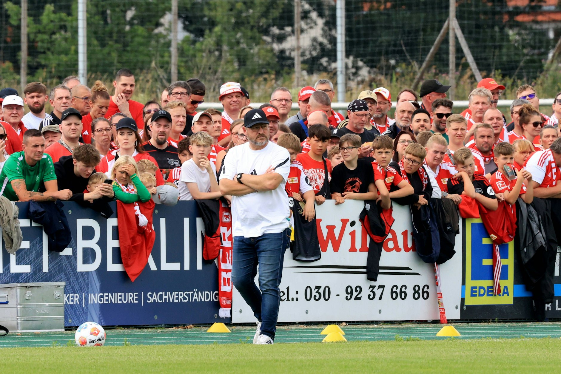 Viele Fans pilgerten nach Ahrensfelde, um das Testspiel des 1. FC Union zu sehen. Wer nicht nach Brandenburg fuhr und Union sehen wollte, musste im Internet für den Livestream bezahlen. 