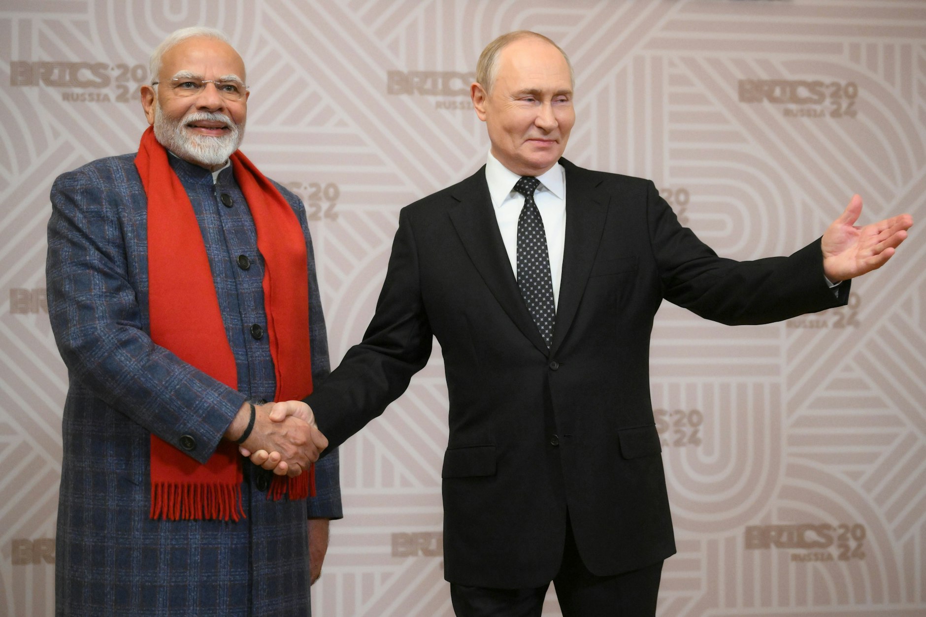 Der indische Premierminister Narendra Modi wird von Kremlchef Wladimir Putin am 22. Oktober 2024 am Rande des 16. Brics-Gipfels in Kasan begrüßt.