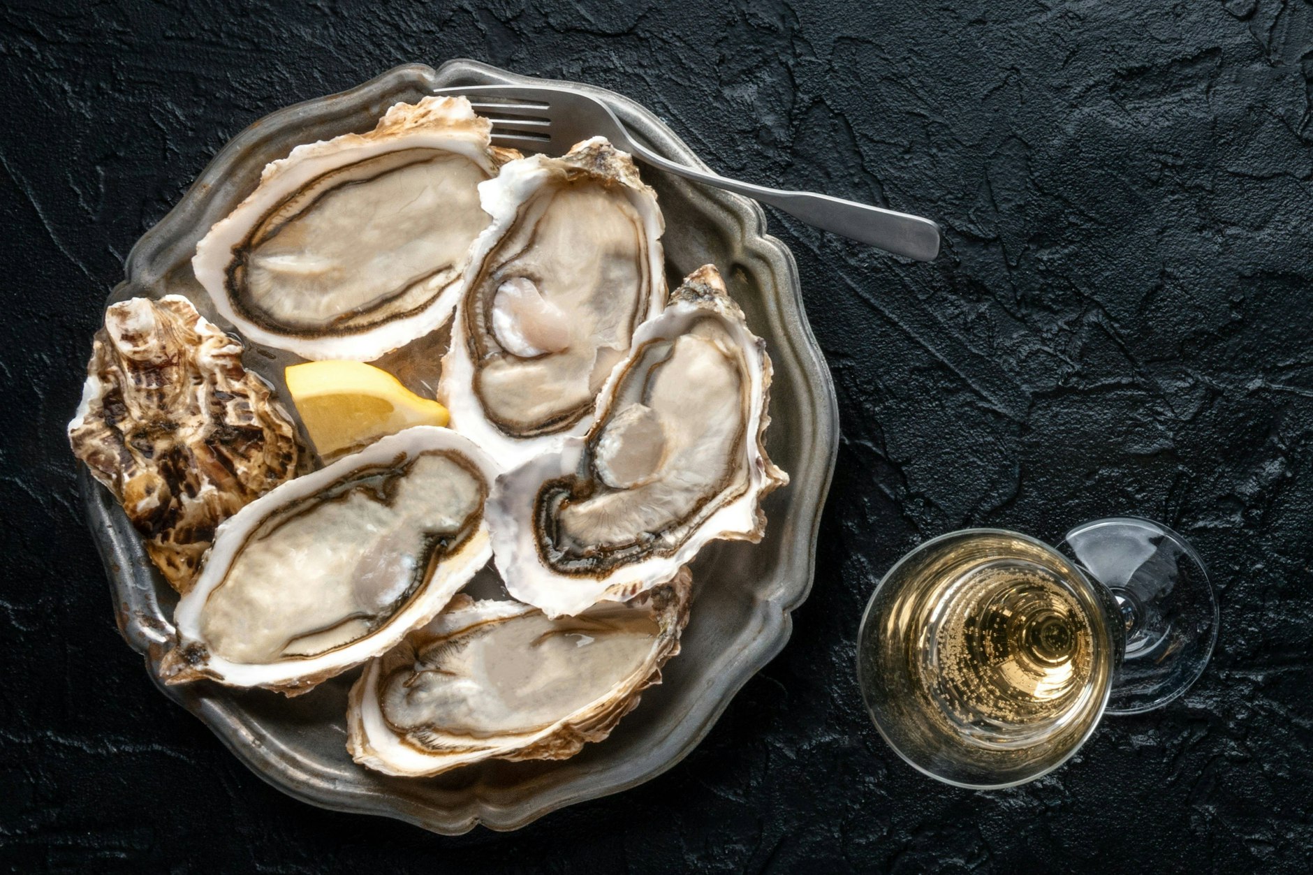 Knigge ade! Durch zerrissene Jeans fällt man in gehobenen Restaurants längst nicht mehr auf.