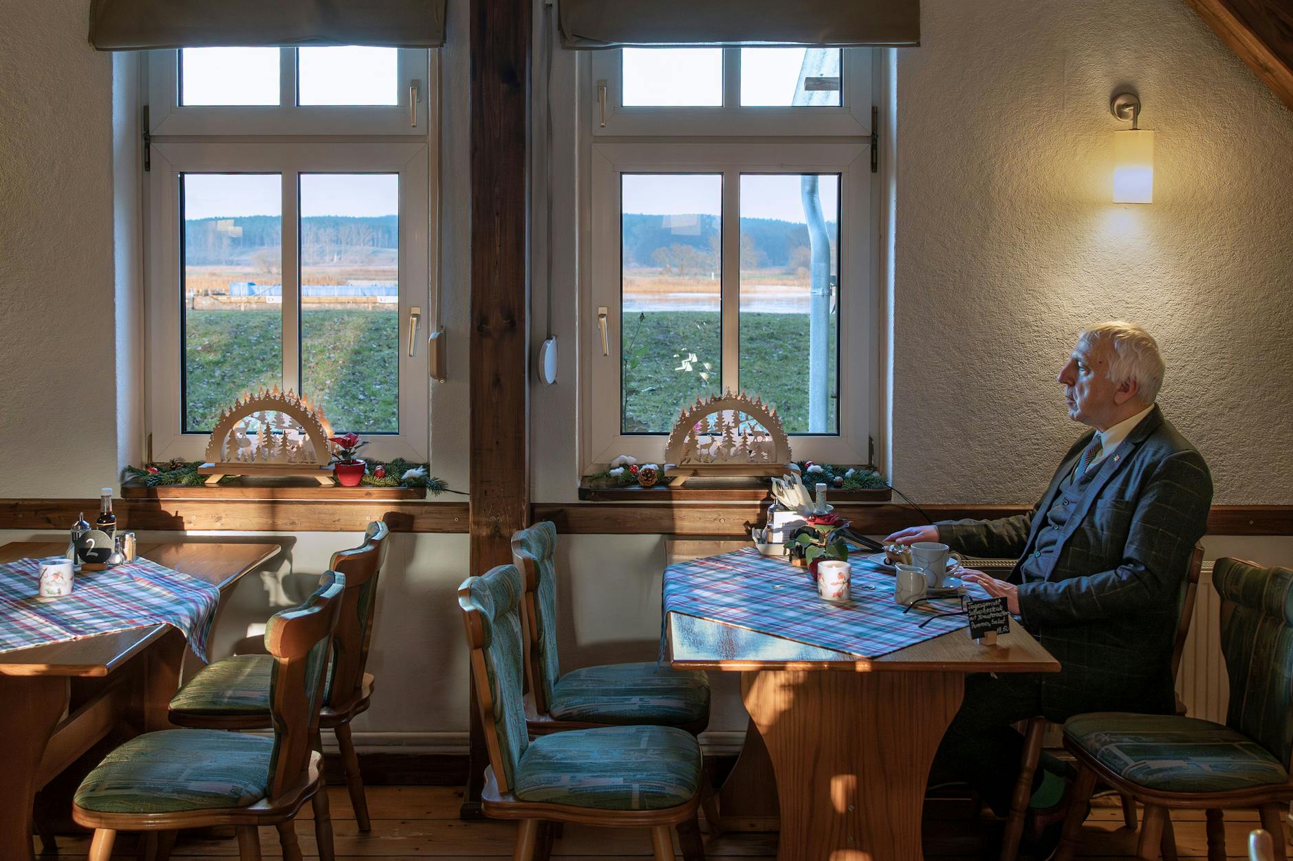 Wenn man erst einmal sitzt … Aus der Serie „Geschlossene Gesellschaft“ von Heike Zappe