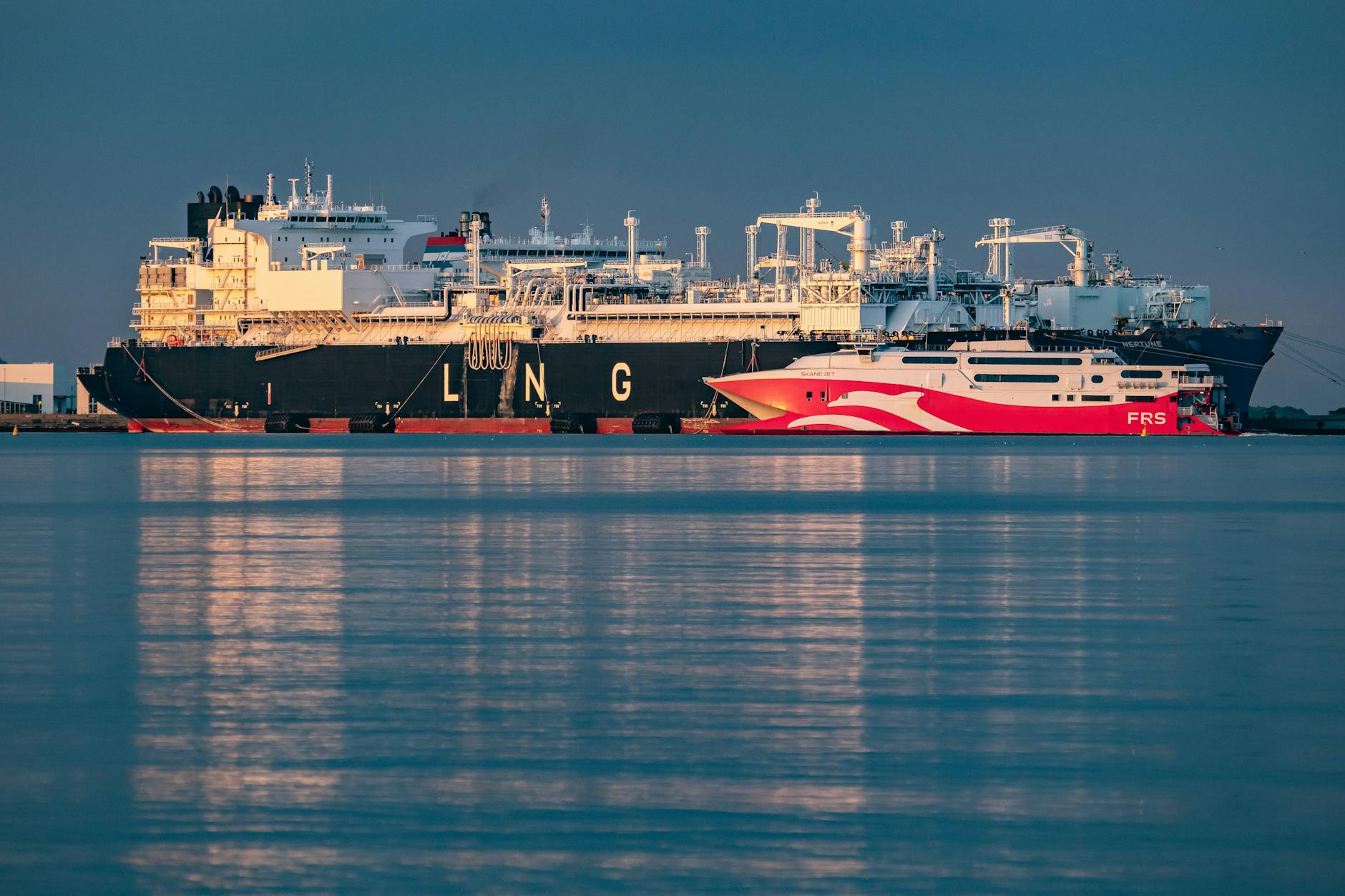 Das LNG-Schiff der Deutschen ReGas, „Neptune“, im Hafen von Mukran.