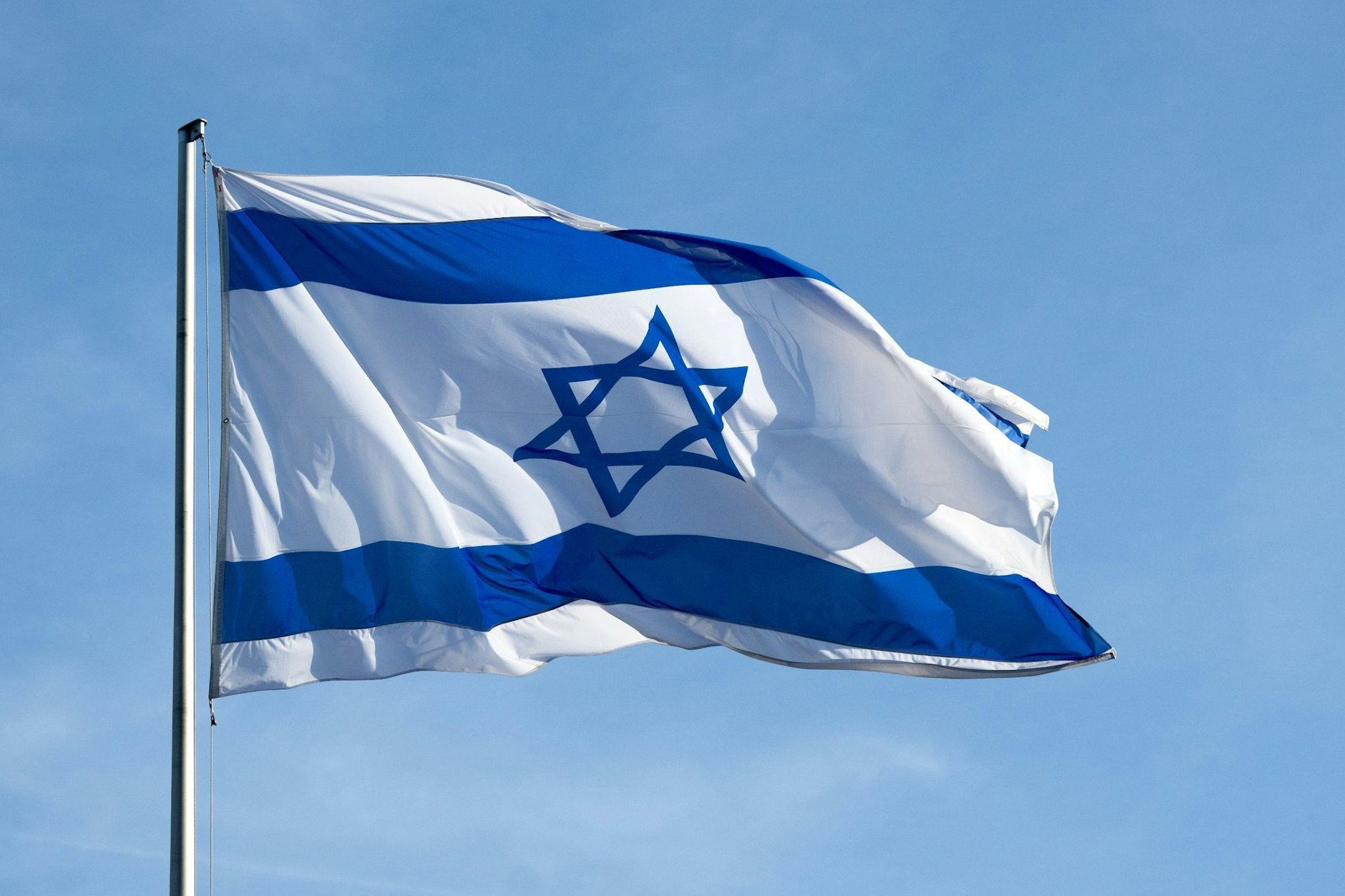 Unbekannte versuchten, eine Israelflagge zu stehlen.