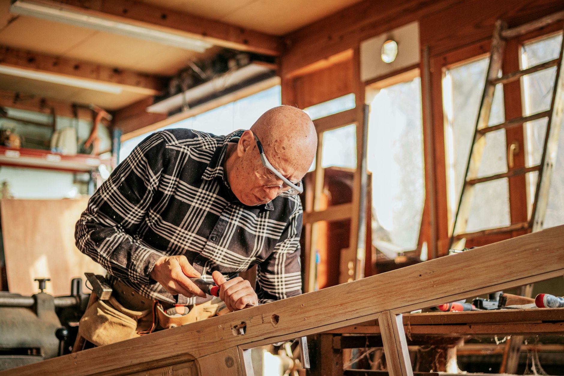 Rentner, die über den Renteneintritt hinaus arbeiten wollen, sollen steuerfrei bis 2000 Euro dazuverdienen dürfen. Nach den Plänen der Bundesregierung soll die Regelung ab Januar 2026 gelten.