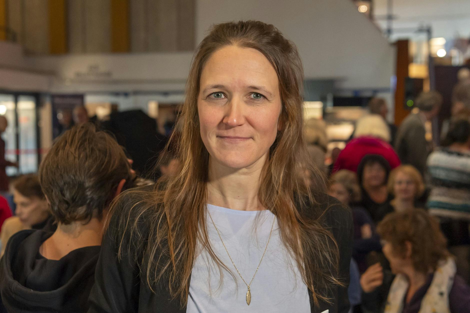 Martina Clavadetscher nach ihrer Auszeichnung mit dem Schweizer Buchpreis für „Die Erfindung des Ungehorsams“.