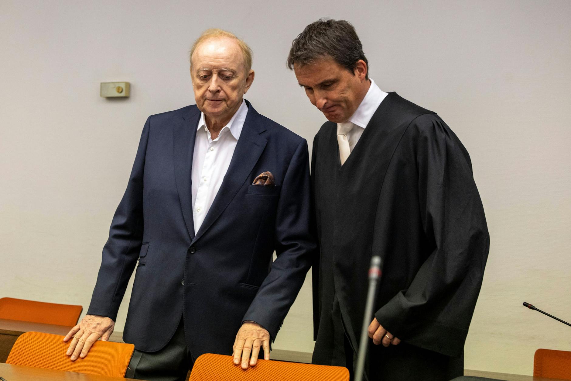 Angeklagter Alfons Schuhbeck mit Anwalt Dr. Norbert Scharf am letzten Tag seiner Verhandlung vor dem Landgericht in München.