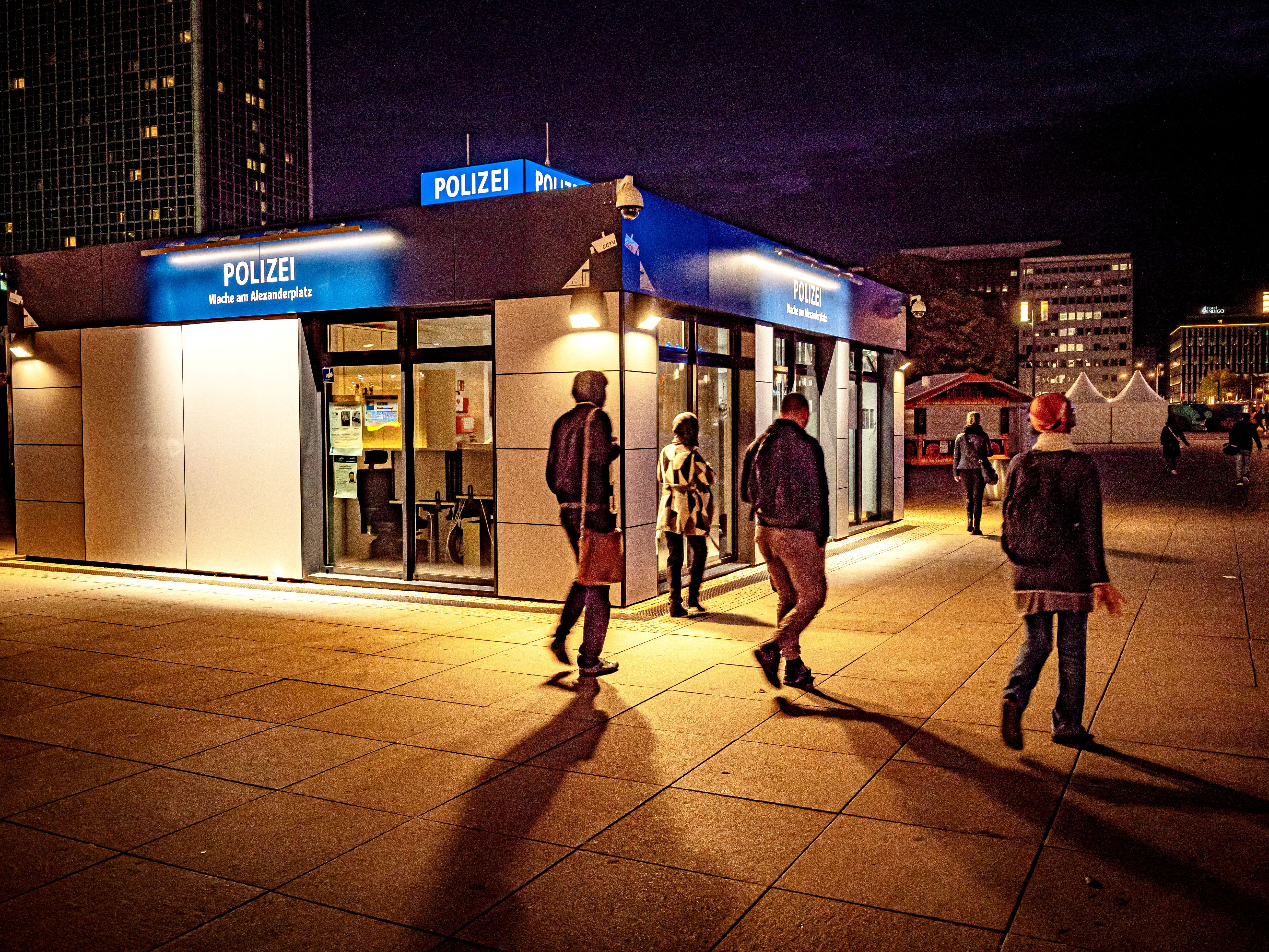 Mann vor Alex-Wache bewusstlos geprügelt: Bewährungsstrafe für Polizisten – Freispruch für Ex-Kollegen