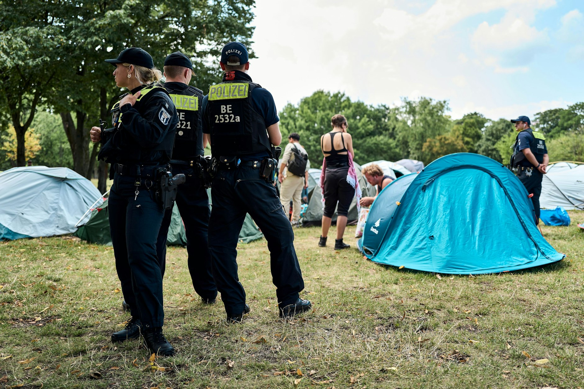 Polizeikräfte überwachen den Abzug der pro-palästinensischen Aktivisten aus dem Protestcamp im Regierungsviertel.