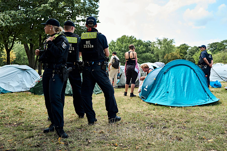 Polizeikräfte überwachen den Abzug der pro-palästinensischen Aktivisten aus dem Protestcamp im Regierungsviertel. 