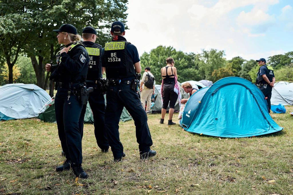 Am Bundeskanzleramt: Polizei vertreibt Pro-Palästina-Camp