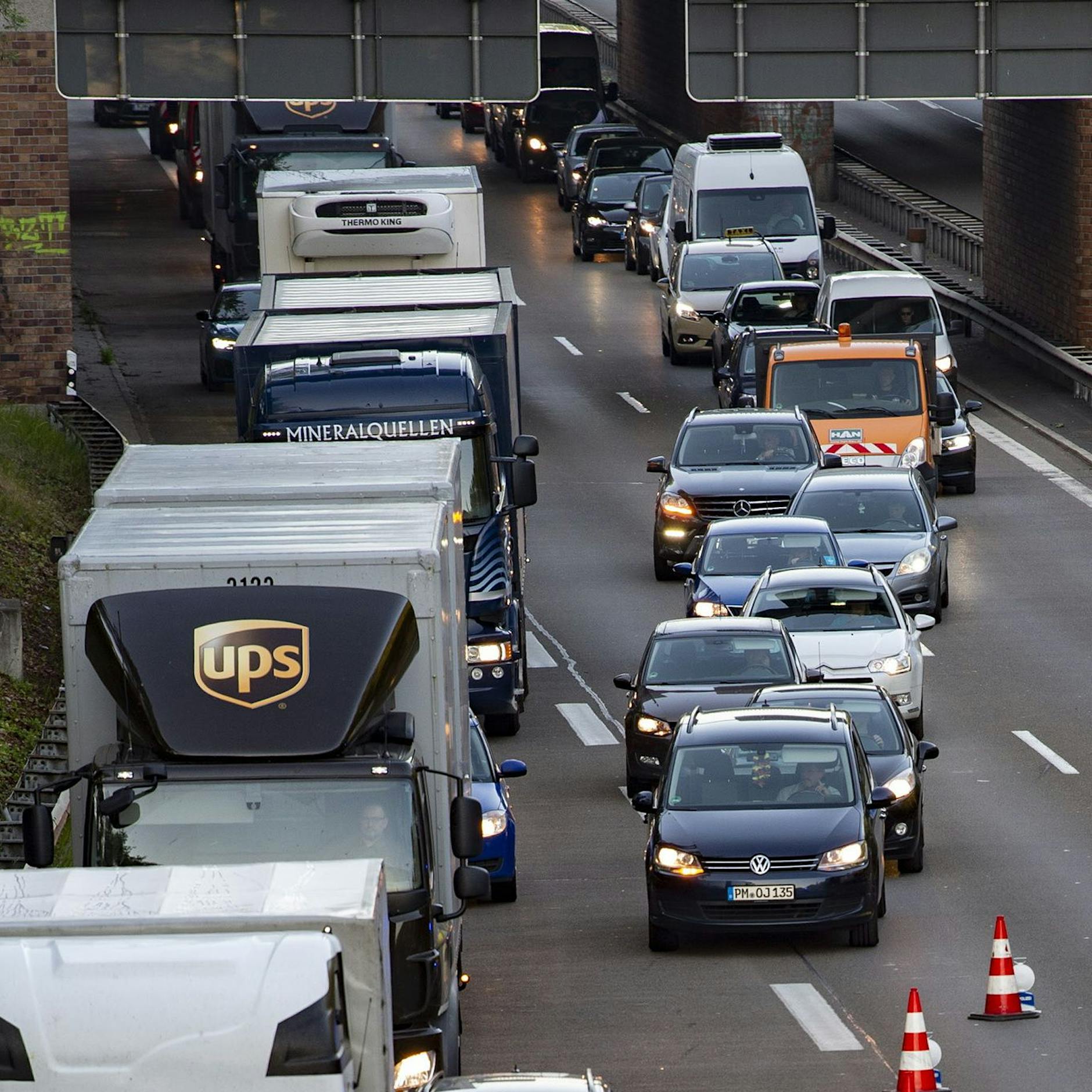 Verkehrschaos in Berlin: Gully-Deckel legt Avus lahm
