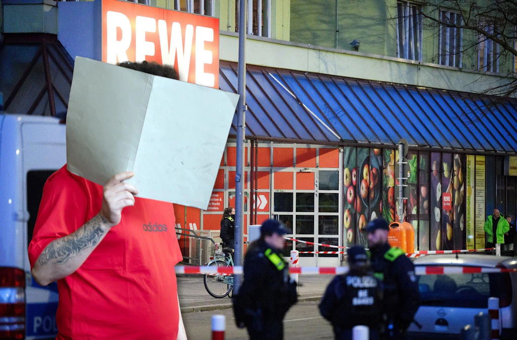 Vor Supermarkt in Berlin: Brutaler Messer-Mann stach auf Opa (70) ein!