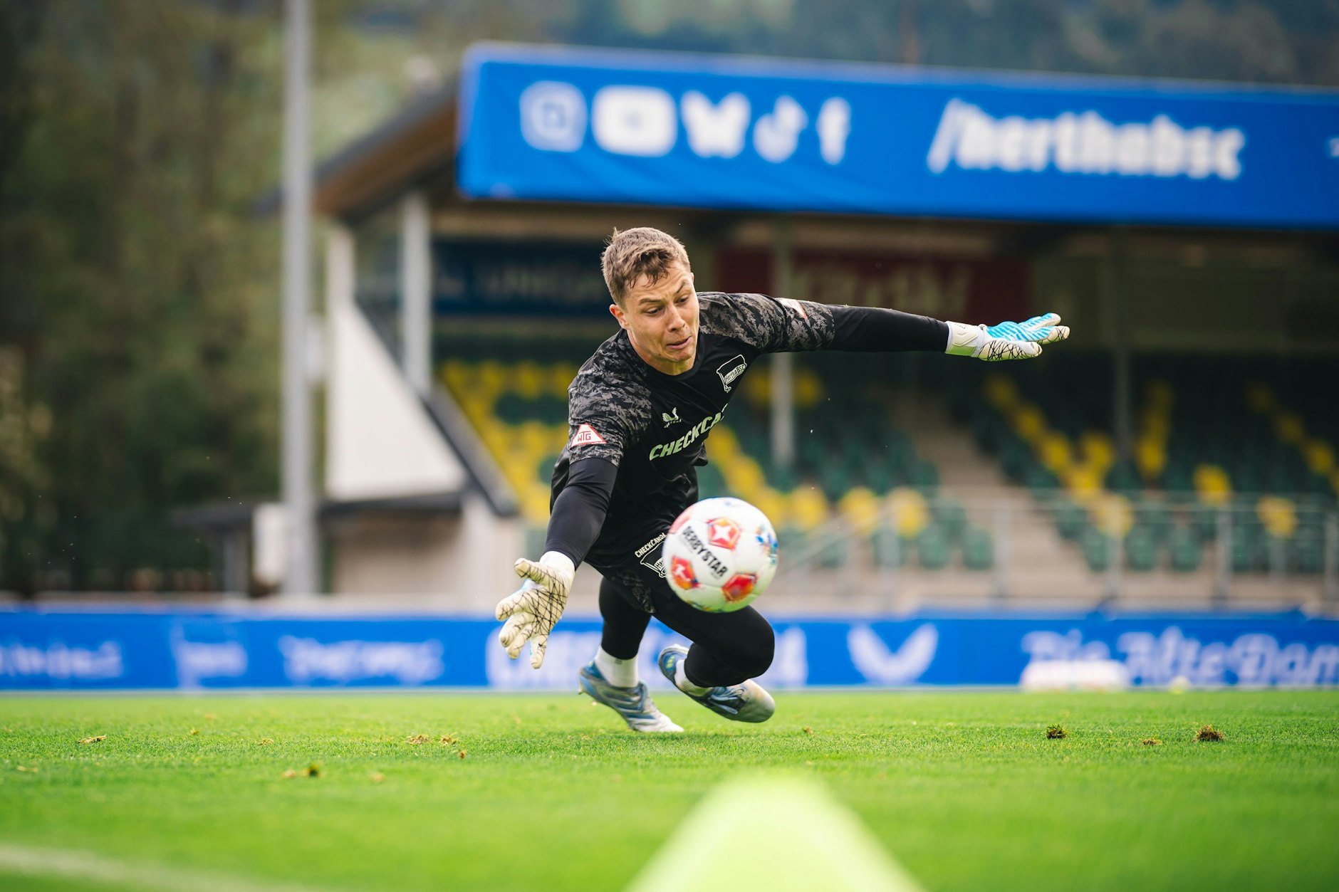 Tjark Ernst ist als U21-Vize-Europameister ins Trainingslager von Hertha BSC gereist und im Tor der Berliner die klare Nummer eins.