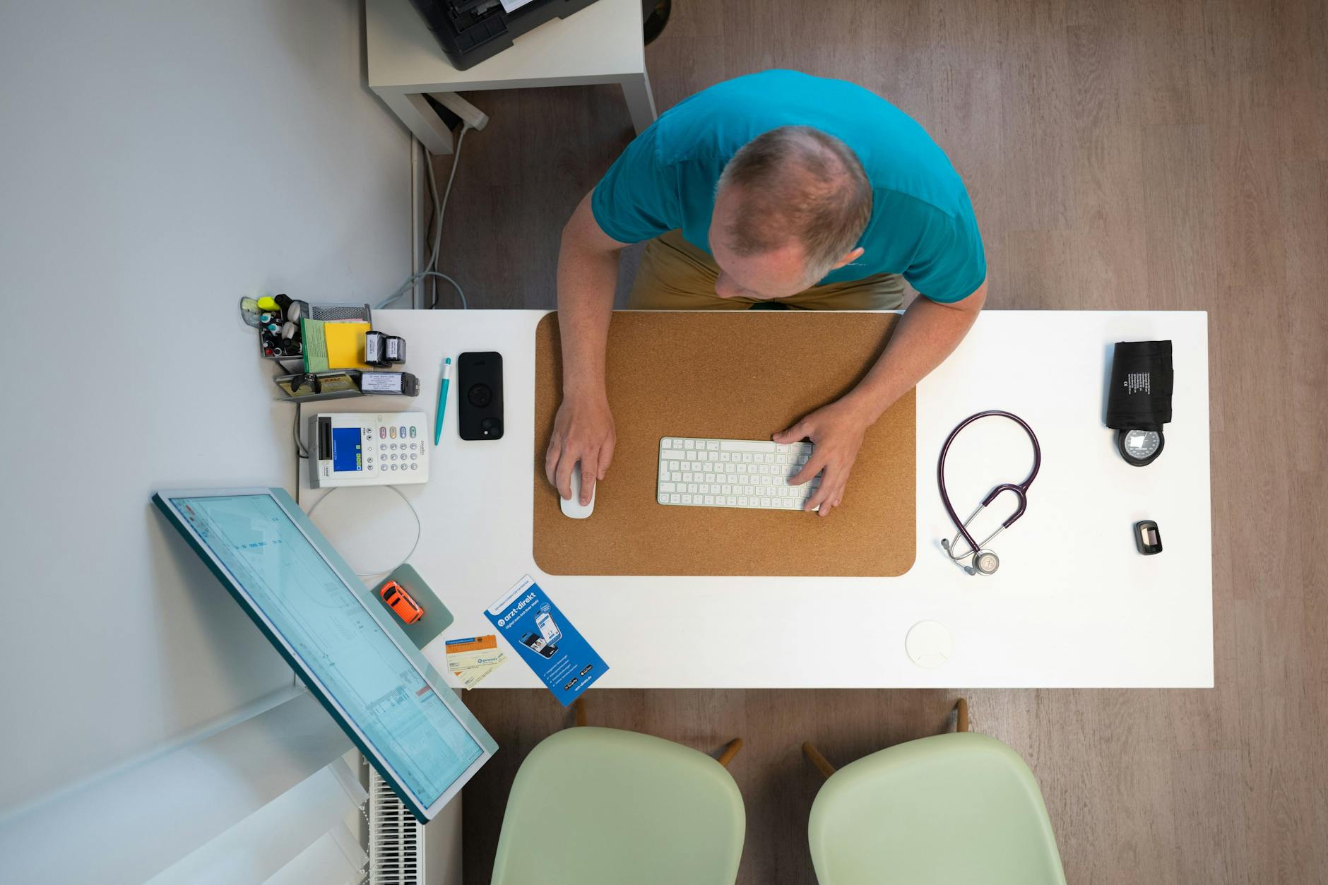 Ein niedergelassener Mediziner in seinem Sprechzimmer: Ist ein privater Facharzttarif das Modell der Zukunft?