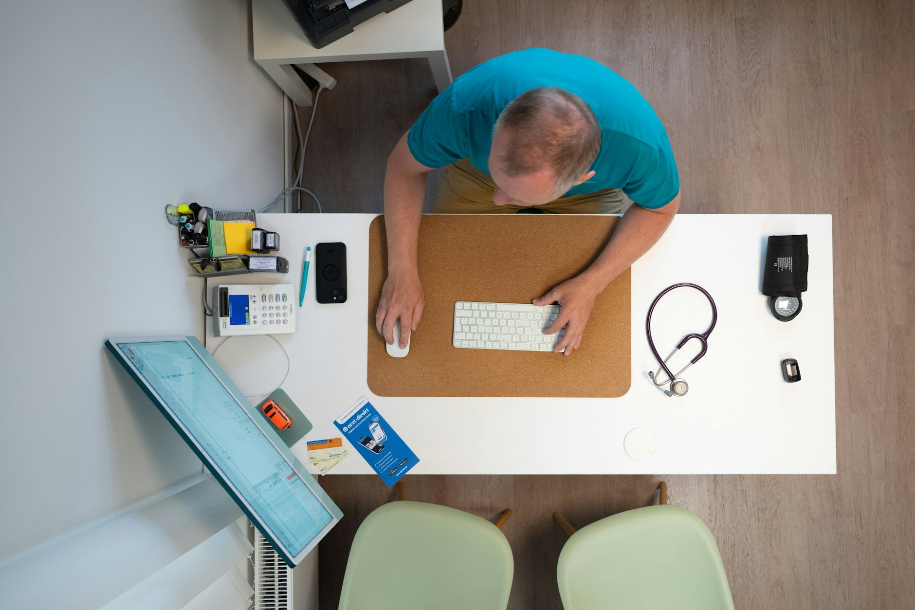 Ein niedergelassener Mediziner in seinem Sprechzimmer: Ist ein privater Facharzttarif das Modell der Zukunft?