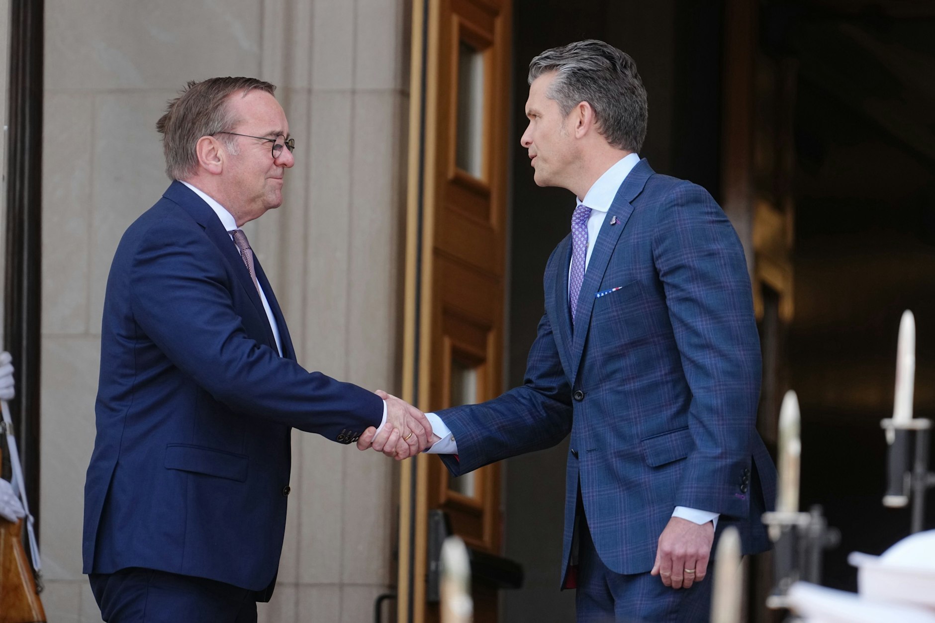 USA, Washington: Boris Pistorius (SPD, l), Bundesminister der Verteidigung, wird von seinem US-amerikanischen Amtskollegen Pete Hegseth mit militärischen Ehren empfangen.