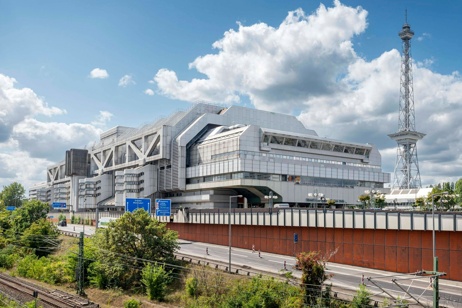 Seit 2014 steht das ICC leer. Wer das besondere Gebäude von innen sehen möchte, bekommt jetzt aber die Gelegenheit: Im September öffnet das Raumschiff für 49 Stunden für Besucher.