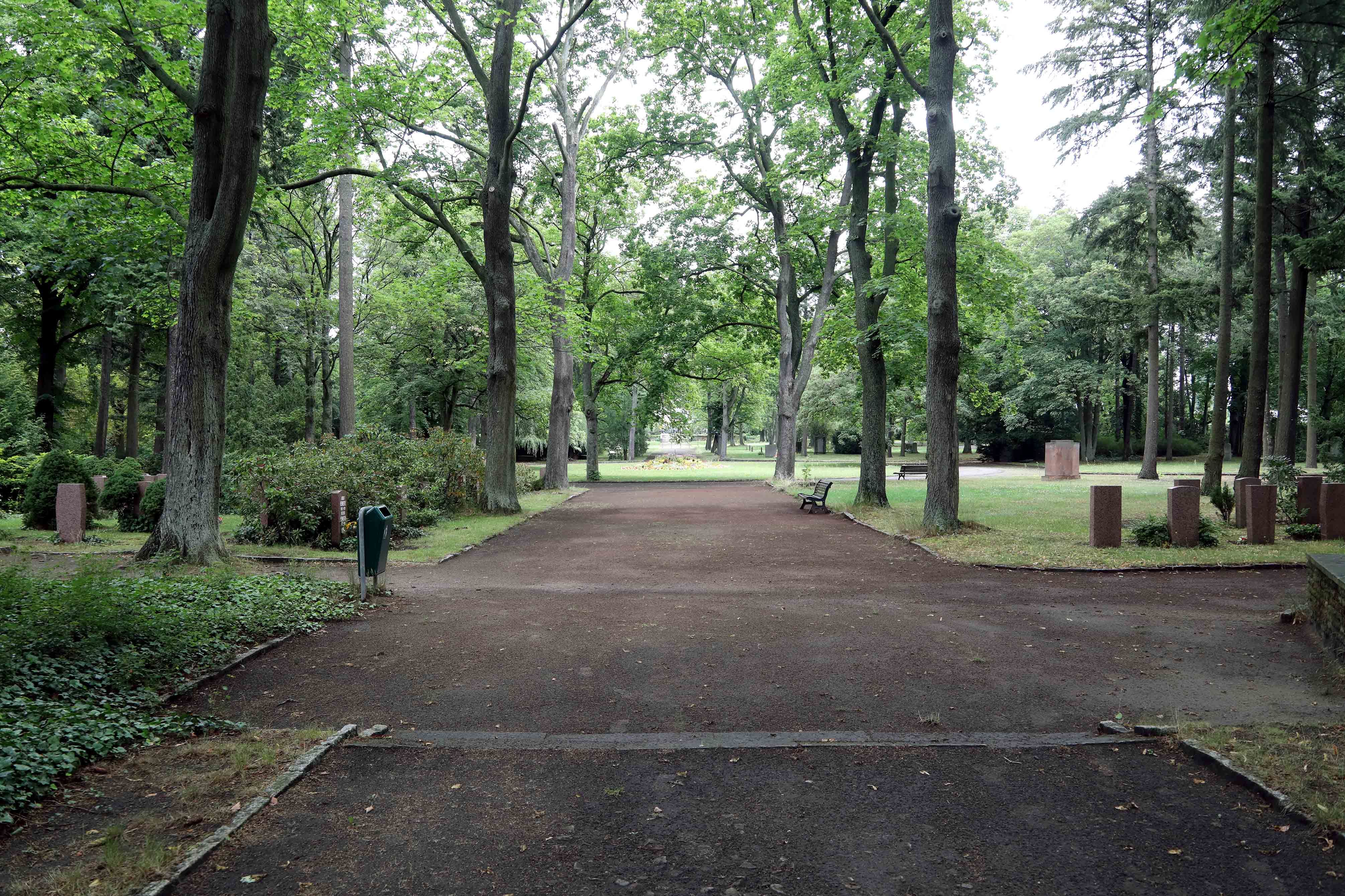 Lichtenberg: Unbekannte beschmieren mehr als 100 Grabsteine auf „Sozialistenfriedhof“