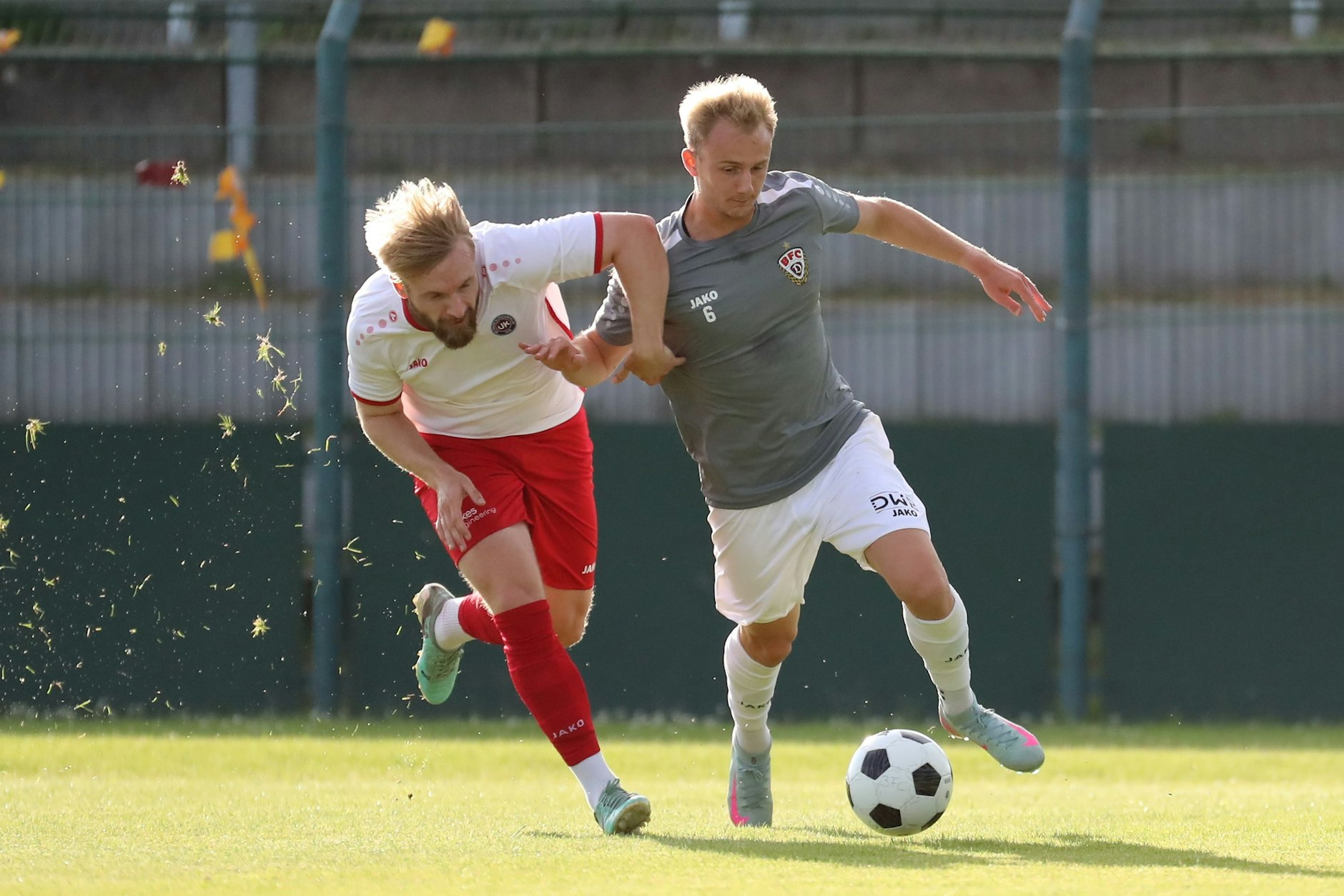 Willi Reincke (r.) zeigte auch im Trikot des BFC Dynamo (hier im Test gegen Union Klosterfelde) schon, dass er über außen richtig Betrieb machen kann.